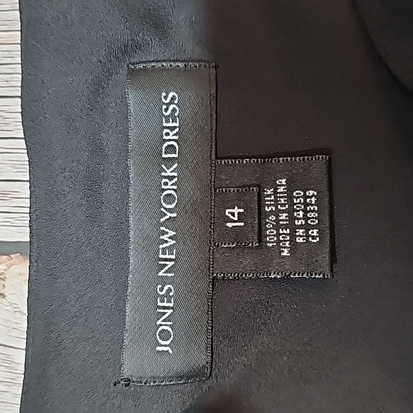 JONES NEW YORK SLEEVELESS BLACK LINED LAYERED BEADED COCKTAIL DRESS - Picture 11 of 13